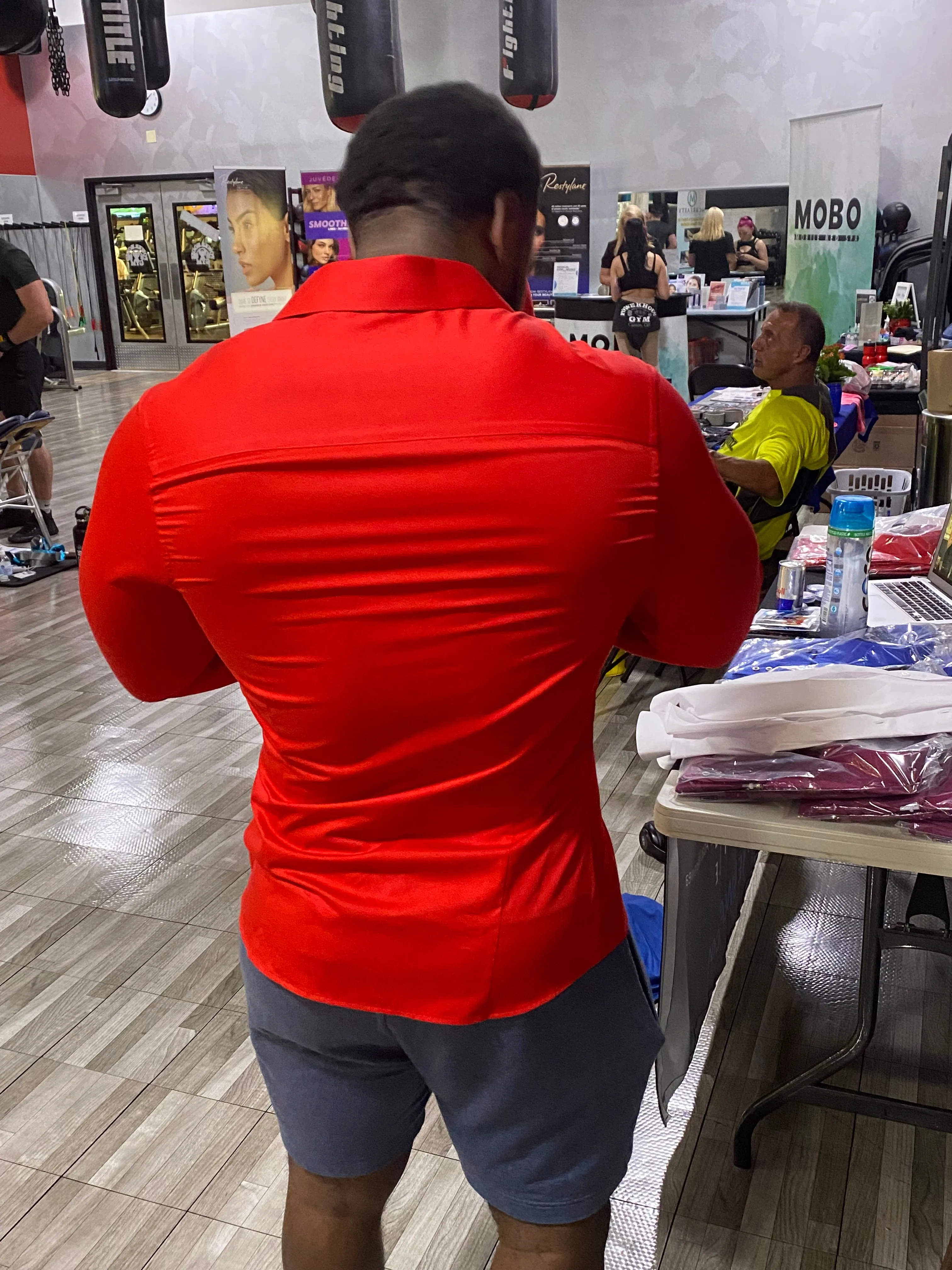 Muscle-Fit Dress Shirt in Red