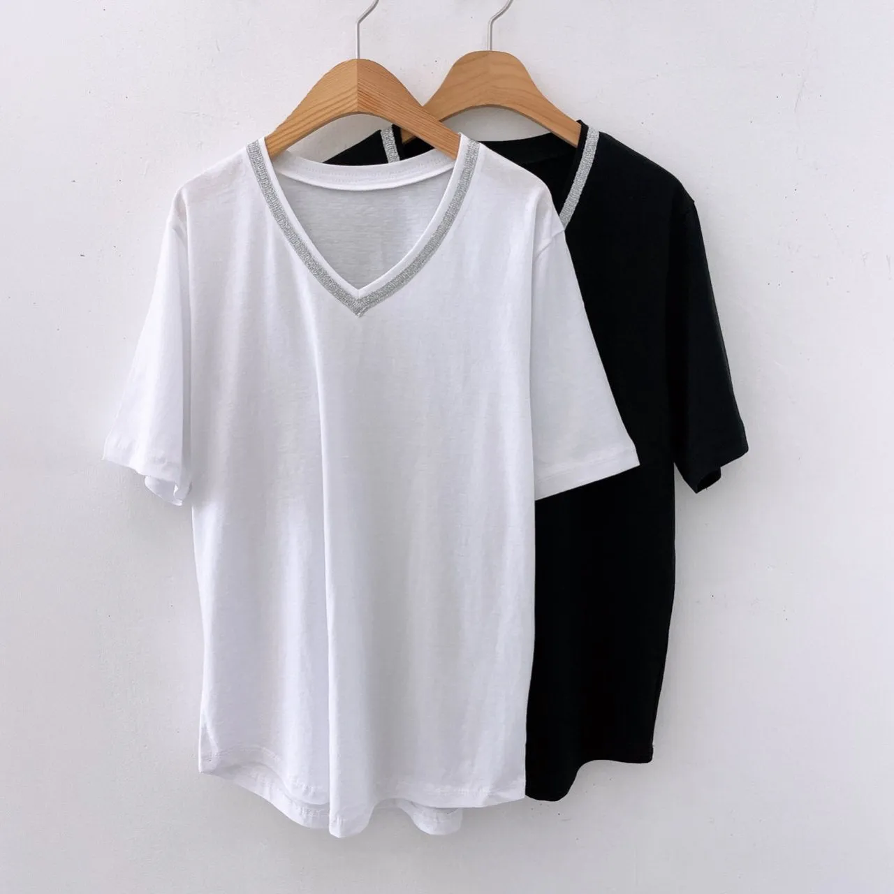 Peal Trimmed V-neck T-shirt