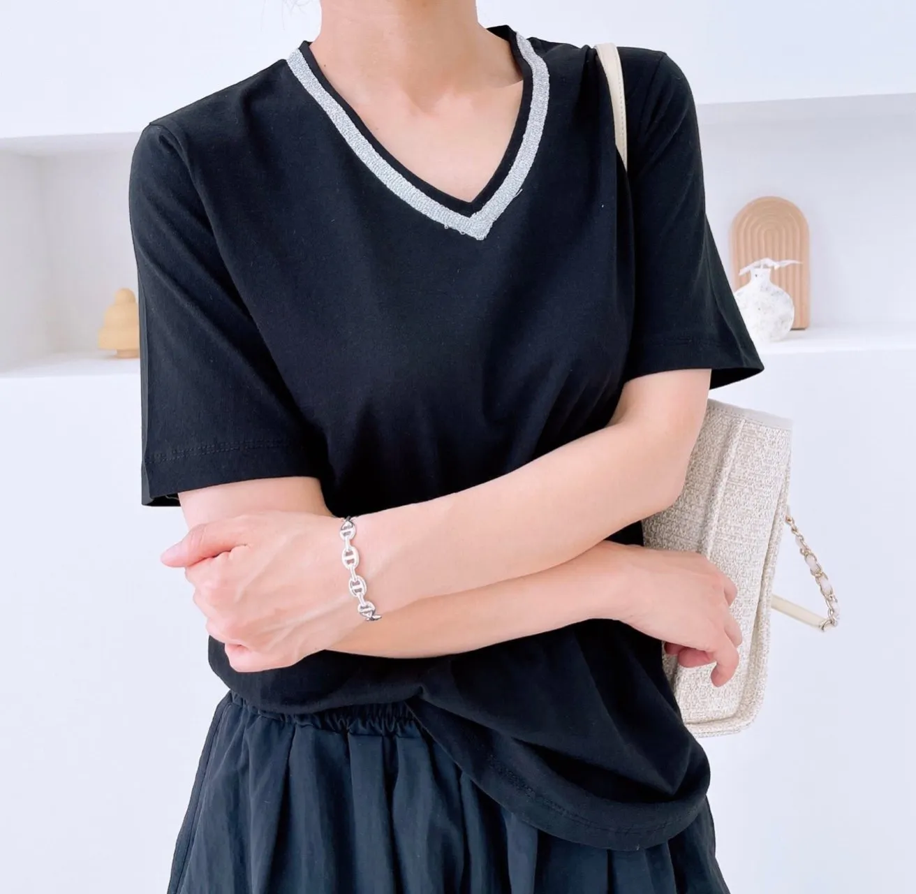 Peal Trimmed V-neck T-shirt