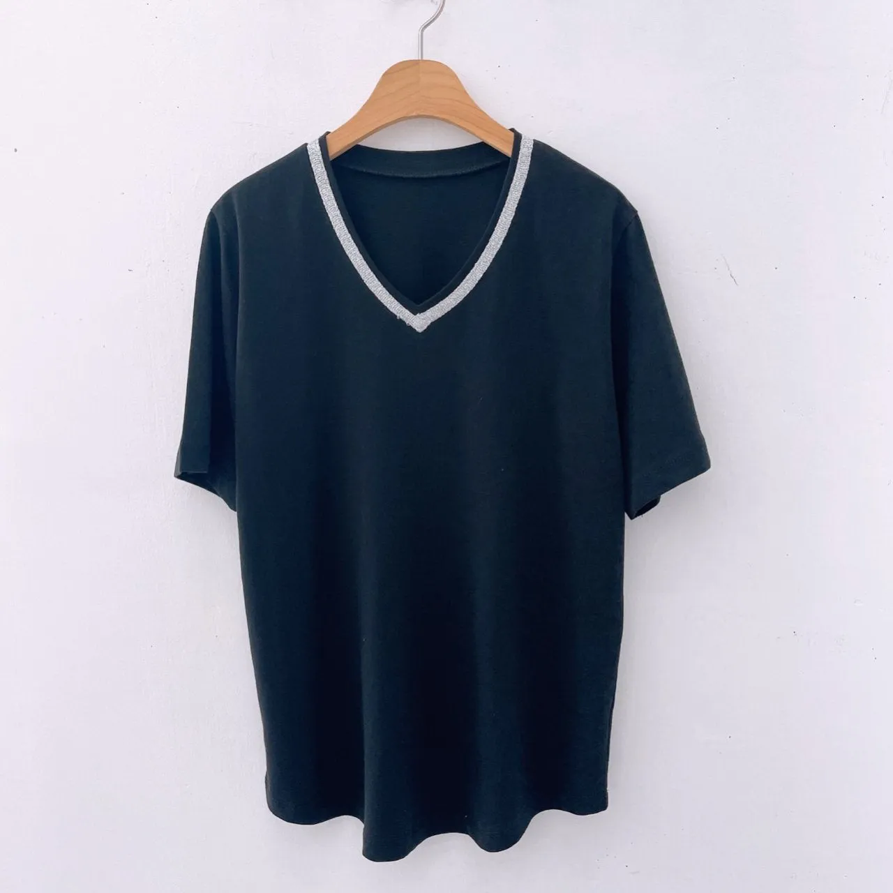 Peal Trimmed V-neck T-shirt